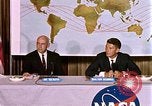 Standbild Walter Schirra NASA Pressekonferenz Houston Texas USA, 1962, aus Sekunde 8 historischem Filmmaterial Videoclip 65675025290