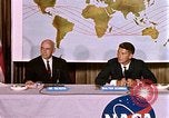 Standbild Walter Schirra NASA Pressekonferenz Houston Texas USA, 1962, aus Sekunde 9 historischem Filmmaterial Videoclip 65675025290