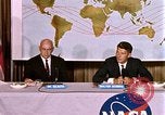 Standbild Walter Schirra NASA Pressekonferenz Houston Texas USA, 1962, aus Sekunde 19 historischem Filmmaterial Videoclip 65675025290
