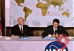 Standbild Walter Schirra NASA Pressekonferenz Houston Texas USA, 1962, aus Sekunde 22 historischem Filmmaterial Videoclip 65675025290