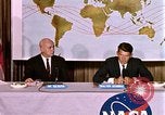 Standbild Walter Schirra NASA Pressekonferenz Houston Texas USA, 1962, aus Sekunde 23 historischem Filmmaterial Videoclip 65675025290