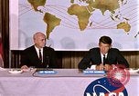 Standbild Walter Schirra NASA Pressekonferenz Houston Texas USA, 1962, aus Sekunde 24 historischem Filmmaterial Videoclip 65675025290