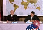 Standbild Walter Schirra NASA Pressekonferenz Houston Texas USA, 1962, aus Sekunde 25 historischem Filmmaterial Videoclip 65675025290