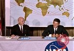 Standbild Walter Schirra NASA Pressekonferenz Houston Texas USA, 1962, aus Sekunde 26 historischem Filmmaterial Videoclip 65675025290