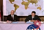 Standbild Walter Schirra NASA Pressekonferenz Houston Texas USA, 1962, aus Sekunde 29 historischem Filmmaterial Videoclip 65675025290