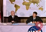 Standbild Walter Schirra NASA Pressekonferenz Houston Texas USA, 1962, aus Sekunde 56 historischem Filmmaterial Videoclip 65675025290