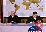 Standbild Walter Schirra NASA Pressekonferenz Houston Texas USA, 1962, aus Sekunde 58 historischem Filmmaterial Videoclip 65675025290