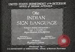 Standbild Native American Indian Council Meeting mit Zeichensprache Fort Browning Montana USA, 1930, aus Sekunde 20 historischem Filmmaterial Videoclip 65675025291