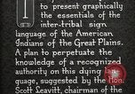 Standbild Native American Indian Council Meeting mit Zeichensprache Fort Browning Montana USA, 1930, aus Sekunde 45 historischem Filmmaterial Videoclip 65675025291