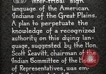 Standbild Native American Indian Council Meeting mit Zeichensprache Fort Browning Montana USA, 1930, aus Sekunde 50 historischem Filmmaterial Videoclip 65675025291