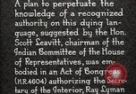 Standbild Native American Indian Council Meeting mit Zeichensprache Fort Browning Montana USA, 1930, aus Sekunde 55 historischem Filmmaterial Videoclip 65675025291