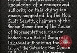 Standbild Native American Indian Council Meeting mit Zeichensprache Fort Browning Montana USA, 1930, aus Sekunde 56 historischem Filmmaterial Videoclip 65675025291