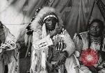 Immagine di Native American Indian Chief mira torna introduce se stesso Fort Browning Montana USA, 1930, secondo 7 filmato di repertorio 65675025292