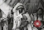 Immagine di Native American Indian Chief mira torna introduce se stesso Fort Browning Montana USA, 1930, secondo 8 filmato di repertorio 65675025292