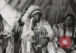 Immagine di Native American Indian Chief mira torna introduce se stesso Fort Browning Montana USA, 1930, secondo 9 filmato di repertorio 65675025292