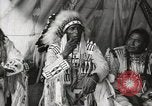 Immagine di Native American Indian Chief mira torna introduce se stesso Fort Browning Montana USA, 1930, secondo 10 filmato di repertorio 65675025292