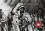Immagine di Native American Indian Chief mira torna introduce se stesso Fort Browning Montana USA, 1930, secondo 11 filmato di repertorio 65675025292