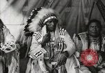 Immagine di Native American Indian Chief mira torna introduce se stesso Fort Browning Montana USA, 1930, secondo 12 filmato di repertorio 65675025292