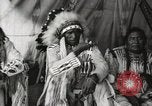 Immagine di Native American Indian Chief mira torna introduce se stesso Fort Browning Montana USA, 1930, secondo 13 filmato di repertorio 65675025292