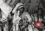 Immagine di Native American Indian Chief mira torna introduce se stesso Fort Browning Montana USA, 1930, secondo 14 filmato di repertorio 65675025292