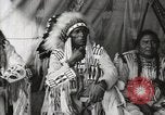 Immagine di Native American Indian Chief mira torna introduce se stesso Fort Browning Montana USA, 1930, secondo 15 filmato di repertorio 65675025292