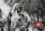 Immagine di Native American Indian Chief mira torna introduce se stesso Fort Browning Montana USA, 1930, secondo 16 filmato di repertorio 65675025292