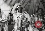 Immagine di Native American Indian Chief mira torna introduce se stesso Fort Browning Montana USA, 1930, secondo 17 filmato di repertorio 65675025292