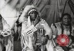 Immagine di Native American Indian Chief mira torna introduce se stesso Fort Browning Montana USA, 1930, secondo 18 filmato di repertorio 65675025292