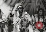 Immagine di Native American Indian Chief mira torna introduce se stesso Fort Browning Montana USA, 1930, secondo 19 filmato di repertorio 65675025292