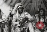 Immagine di Native American Indian Chief mira torna introduce se stesso Fort Browning Montana USA, 1930, secondo 20 filmato di repertorio 65675025292