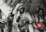 Immagine di Native American Indian Chief mira torna introduce se stesso Fort Browning Montana USA, 1930, secondo 21 filmato di repertorio 65675025292