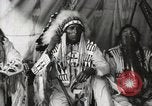 Immagine di Native American Indian Chief mira torna introduce se stesso Fort Browning Montana USA, 1930, secondo 22 filmato di repertorio 65675025292