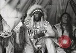 Immagine di Native American Indian Chief mira torna introduce se stesso Fort Browning Montana USA, 1930, secondo 23 filmato di repertorio 65675025292