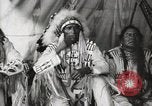 Immagine di Native American Indian Chief mira torna introduce se stesso Fort Browning Montana USA, 1930, secondo 24 filmato di repertorio 65675025292