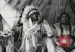 Immagine di Native American Indian Chief mira torna introduce se stesso Fort Browning Montana USA, 1930, secondo 25 filmato di repertorio 65675025292