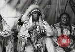 Immagine di Native American Indian Chief mira torna introduce se stesso Fort Browning Montana USA, 1930, secondo 26 filmato di repertorio 65675025292