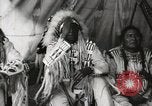 Immagine di Native American Indian Chief mira torna introduce se stesso Fort Browning Montana USA, 1930, secondo 27 filmato di repertorio 65675025292