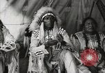 Immagine di Native American Indian Chief mira torna introduce se stesso Fort Browning Montana USA, 1930, secondo 28 filmato di repertorio 65675025292