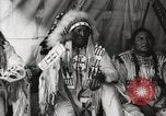 Immagine di Native American Indian Chief mira torna introduce se stesso Fort Browning Montana USA, 1930, secondo 29 filmato di repertorio 65675025292