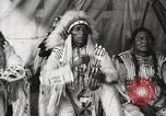 Immagine di Native American Indian Chief mira torna introduce se stesso Fort Browning Montana USA, 1930, secondo 30 filmato di repertorio 65675025292