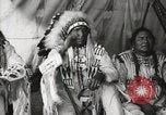Immagine di Native American Indian Chief mira torna introduce se stesso Fort Browning Montana USA, 1930, secondo 31 filmato di repertorio 65675025292