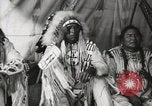 Immagine di Native American Indian Chief mira torna introduce se stesso Fort Browning Montana USA, 1930, secondo 32 filmato di repertorio 65675025292