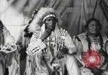 Immagine di Native American Indian Chief mira torna introduce se stesso Fort Browning Montana USA, 1930, secondo 33 filmato di repertorio 65675025292