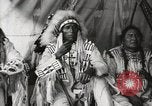 Immagine di Native American Indian Chief mira torna introduce se stesso Fort Browning Montana USA, 1930, secondo 34 filmato di repertorio 65675025292