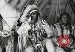 Immagine di Native American Indian Chief mira torna introduce se stesso Fort Browning Montana USA, 1930, secondo 35 filmato di repertorio 65675025292