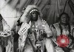 Immagine di Native American Indian Chief mira torna introduce se stesso Fort Browning Montana USA, 1930, secondo 36 filmato di repertorio 65675025292