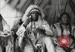 Immagine di Native American Indian Chief mira torna introduce se stesso Fort Browning Montana USA, 1930, secondo 37 filmato di repertorio 65675025292