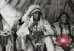 Immagine di Native American Indian Chief mira torna introduce se stesso Fort Browning Montana USA, 1930, secondo 38 filmato di repertorio 65675025292