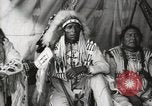 Immagine di Native American Indian Chief mira torna introduce se stesso Fort Browning Montana USA, 1930, secondo 39 filmato di repertorio 65675025292