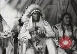 Immagine di Native American Indian Chief mira torna introduce se stesso Fort Browning Montana USA, 1930, secondo 40 filmato di repertorio 65675025292